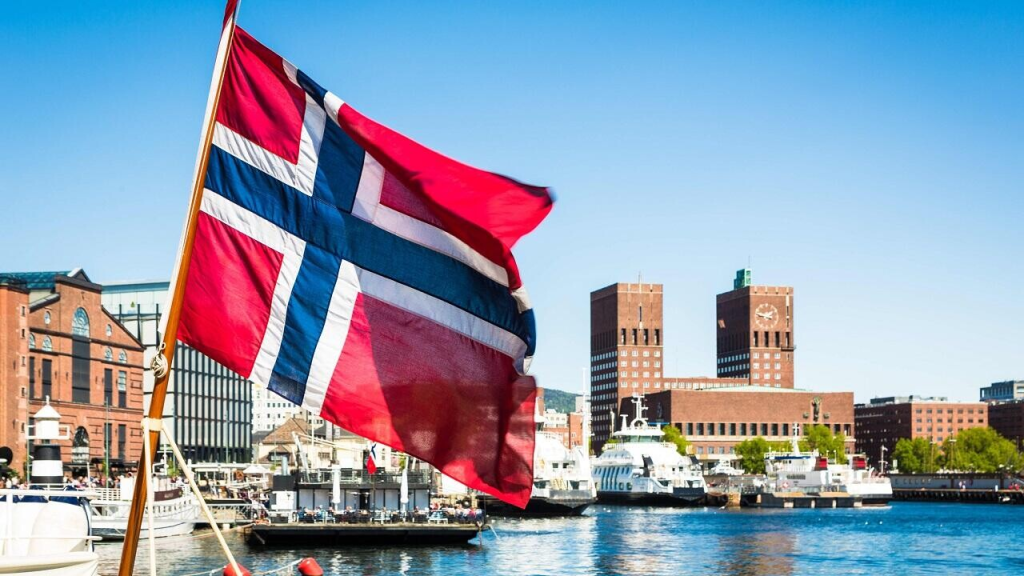Флаг Норвегии и Осло - прибыль суверенного фонда за третий квартал составила 103 млрд долларов